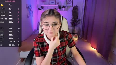 Snapshot of emi_joy chatting on January 19, 5:49 pm Emily follow me online show from January 19, 5:49 pm