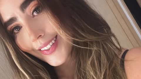 Snapshot of emi_royse chatting on March 5, 10:33 pm emi_royse online show from March 5, 10:33 pm
