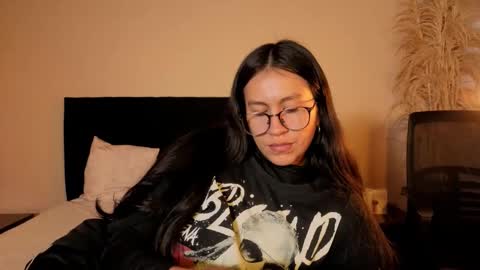 Emilia Gomez online show from May 29, 1:53 pm