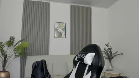 Snapshot of emiilycutex_ chatting on January 21, 12:18 pm online show from January 21, 12:18 pm