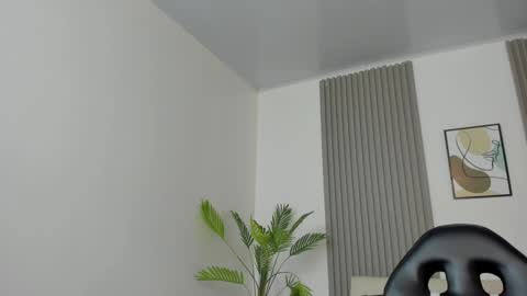 Snapshot of emiilycutex_ chatting on January 25, 12:08 pm online show from January 25, 12:08 pm