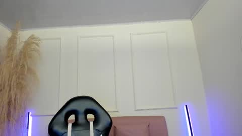 Snapshot of emiilycutex_ chatting on October 3, 12:21 pm online show from October 3, 12:21 pm