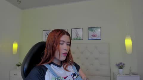 Snapshot of emiilycutex_ chatting on December 18, 12:18 pm online show from December 18, 12:18 pm