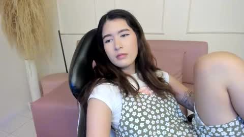 Snapshot of emiilycutex_ chatting on September 22, 12:03 pm online show from September 22, 12:03 pm