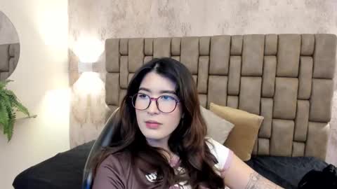 Snapshot of emiilycutex_ chatting on October 2, 12:10 pm online show from October 2, 12:10 pm