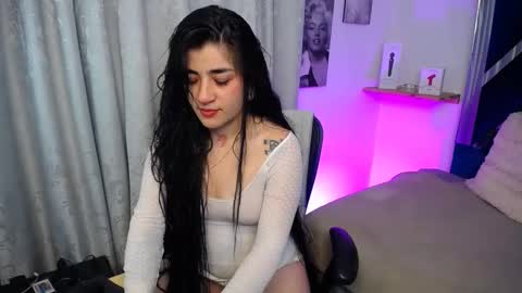 Snapshot of emilayton_ chatting on December 3, 3:29 am emilayton_ online show from December 3, 3:29 am