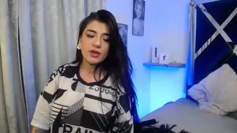 Snapshot of emilayton_ chatting on December 9, 4:23 am emilayton_ online show from December 9, 4:23 am
