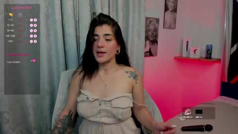 Snapshot of emilayton_ chatting on February 18, 5:31 am emilayton_ online show from February 18, 5:31 am