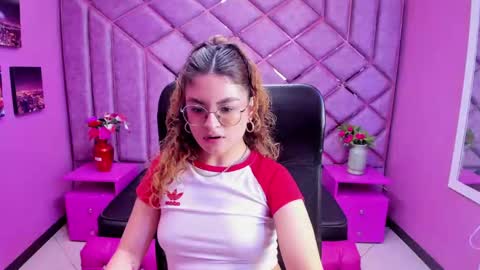 Snapshot of emili_rouse_ chatting on October 4, 9:30 pm Emy  online show from October 4, 9:30 pm