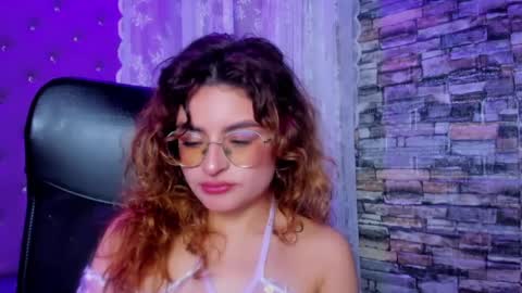 Snapshot of emili_rouse_ chatting on September 16, 10:18 pm Emy  online show from September 16, 10:18 pm