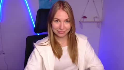 Emilia online show from October 10, 11:15 am