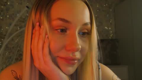 Emilia Lorent online show from December 22, 6:39 am