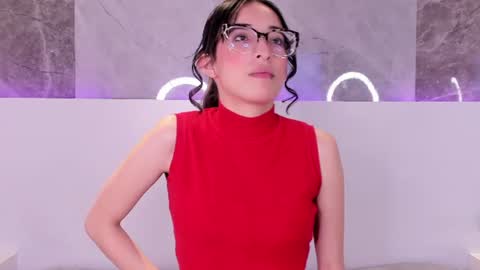 emiliabell_ online show from June 30, 1:10 pm