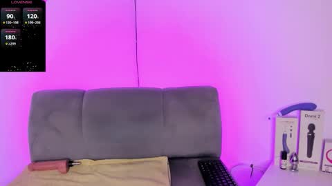 emiliana_bloomm online show from December 2, 10:28 am