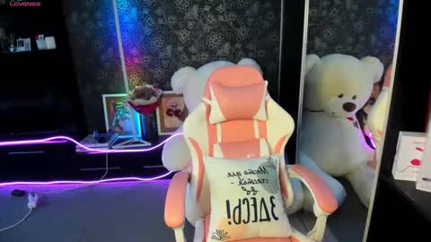 Snapshot of emiliyaqueen chatting on September 27, 9:38 am Emiliya online show from September 27, 9:38 am