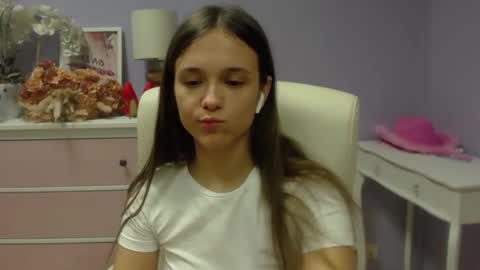 Snapshot of emilly_lust99 chatting on March 10, 7:22 am Emilly online show from March 10, 7:22 am