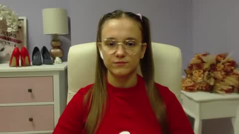 Snapshot of emilly_lust99 chatting on December 3, 7:41 am Emilly online show from December 3, 7:41 am