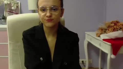 Snapshot of emilly_lust99 chatting on December 27, 7:40 am Emilly online show from December 27, 7:40 am