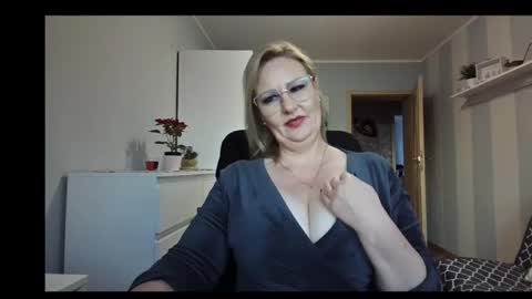 EmillyLove online show from December 16, 2:01 pm