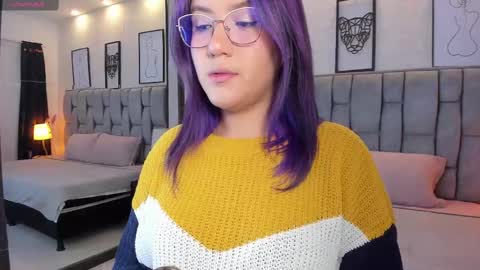 Snapshot of emily_5weet chatting on February 14, 5:09 am Emily online show from February 14, 5:09 am