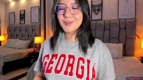 Snapshot of emily_5weet chatting on December 22, 3:11 am Emily online show from December 22, 3:11 am