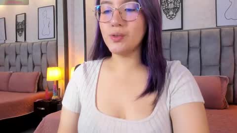 Snapshot of emily_5weet chatting on March 1, 3:43 am Emily online show from March 1, 3:43 am