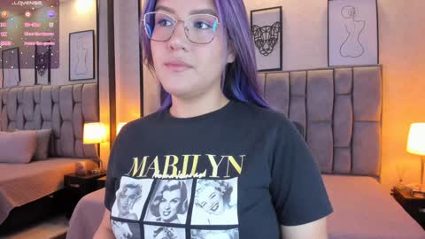 Snapshot of emily_5weet chatting on January 21, 3:48 am Emily online show from January 21, 3:48 am