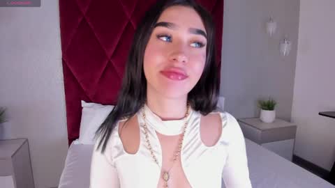 emily_clarkk_ online show from April 6, 7:37 pm