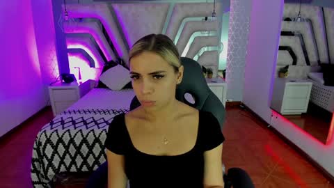 Snapshot of emily_ellen chatting on January 28, 10:34 am Emily online show from January 28, 10:34 am
