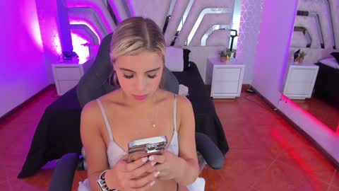 Snapshot of emily_ellen chatting on January 8, 10:59 am Emily online show from January 8, 10:59 am
