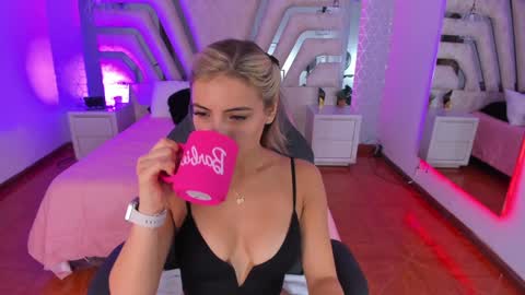 Snapshot of emily_ellen chatting on December 17, 10:44 am Emily online show from December 17, 10:44 am