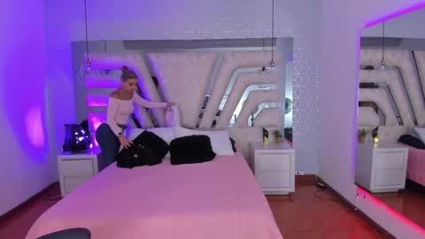 Snapshot of emily_ellen chatting on December 28, 10:36 am Emily online show from December 28, 10:36 am