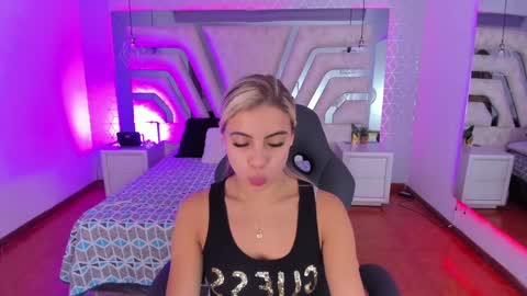 Snapshot of emily_ellen chatting on January 15, 10:27 am Emily online show from January 15, 10:27 am