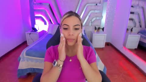 Snapshot of emily_ellen chatting on February 25, 10:37 am Emily online show from February 25, 10:37 am