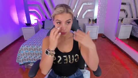 Snapshot of emily_ellen chatting on January 3, 10:31 am Emily online show from January 3, 10:31 am