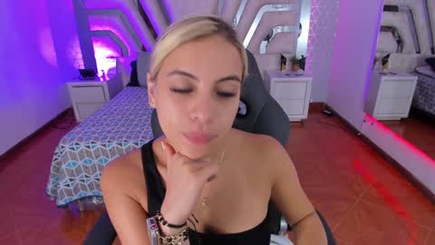 Snapshot of emily_ellen chatting on December 30, 10:32 am Emily online show from December 30, 10:32 am