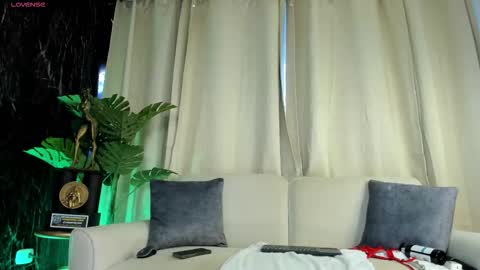 Snapshot of emily_foxx01 chatting on October 9, 9:30 pm Emily foxx01 online show from October 9, 9:30 pm