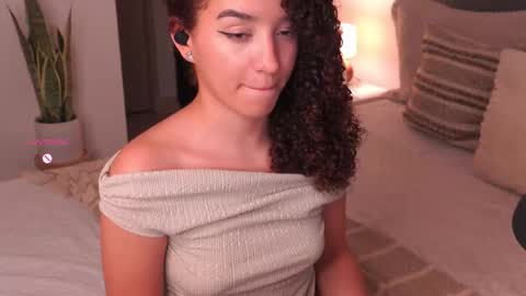 Snapshot of emily_johnson1 chatting on October 17, 12:47 am Juliana online show from October 17, 12:47 am