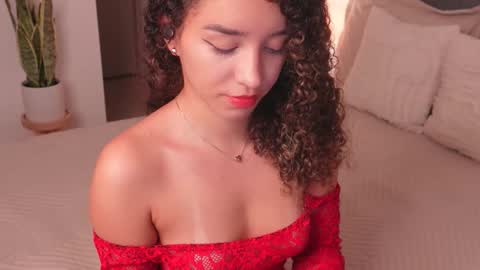Snapshot of emily_johnson1 chatting on January 28, 11:17 pm Juliana online show from January 28, 11:17 pm