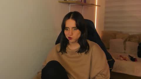 Snapshot of emily_lindey chatting on October 19, 4:14 am emily_lindey online show from October 19, 4:14 am