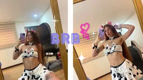Snapshot of emily_warren__ chatting on October 13, 8:00 pm emily_warren__ online show from October 13, 8:00 pm