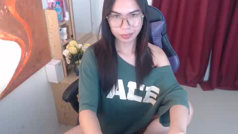 emily_xo143 online show from June 4, 5:17 pm