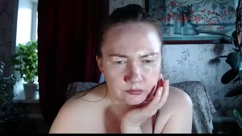 EmilyDoth online show from May 29, 7:06 am