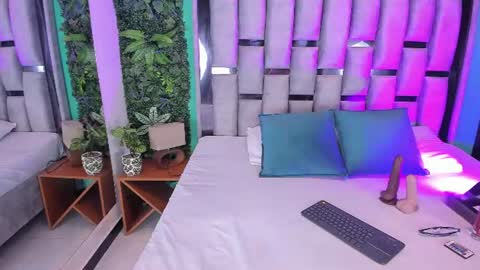 Emilye online show from July 22, 2:07 pm