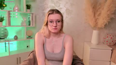 Snapshot of emilyhewell chatting on February 22, 1:22 am Emi online show from February 22, 1:22 am