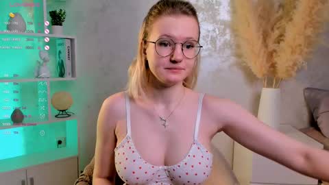 Snapshot of emilyhewell chatting on February 24, 1:22 am Emi online show from February 24, 1:22 am