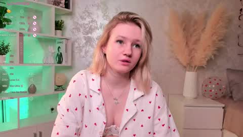 Snapshot of emilyhewell chatting on February 21, 1:22 am Emi online show from February 21, 1:22 am