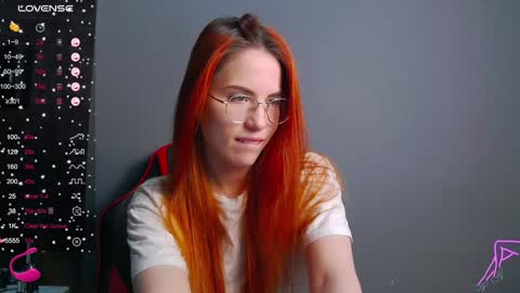 Snapshot of emilykents chatting on December 5, 1:36 am EmilyKents online show from December 5, 1:36 am