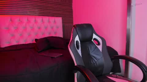 emilymora1_ online show from June 12, 5:48 am