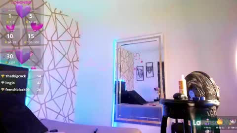 Snapshot of emilyrosee1 chatting on February 24, 10:46 am online show from February 24, 10:46 am